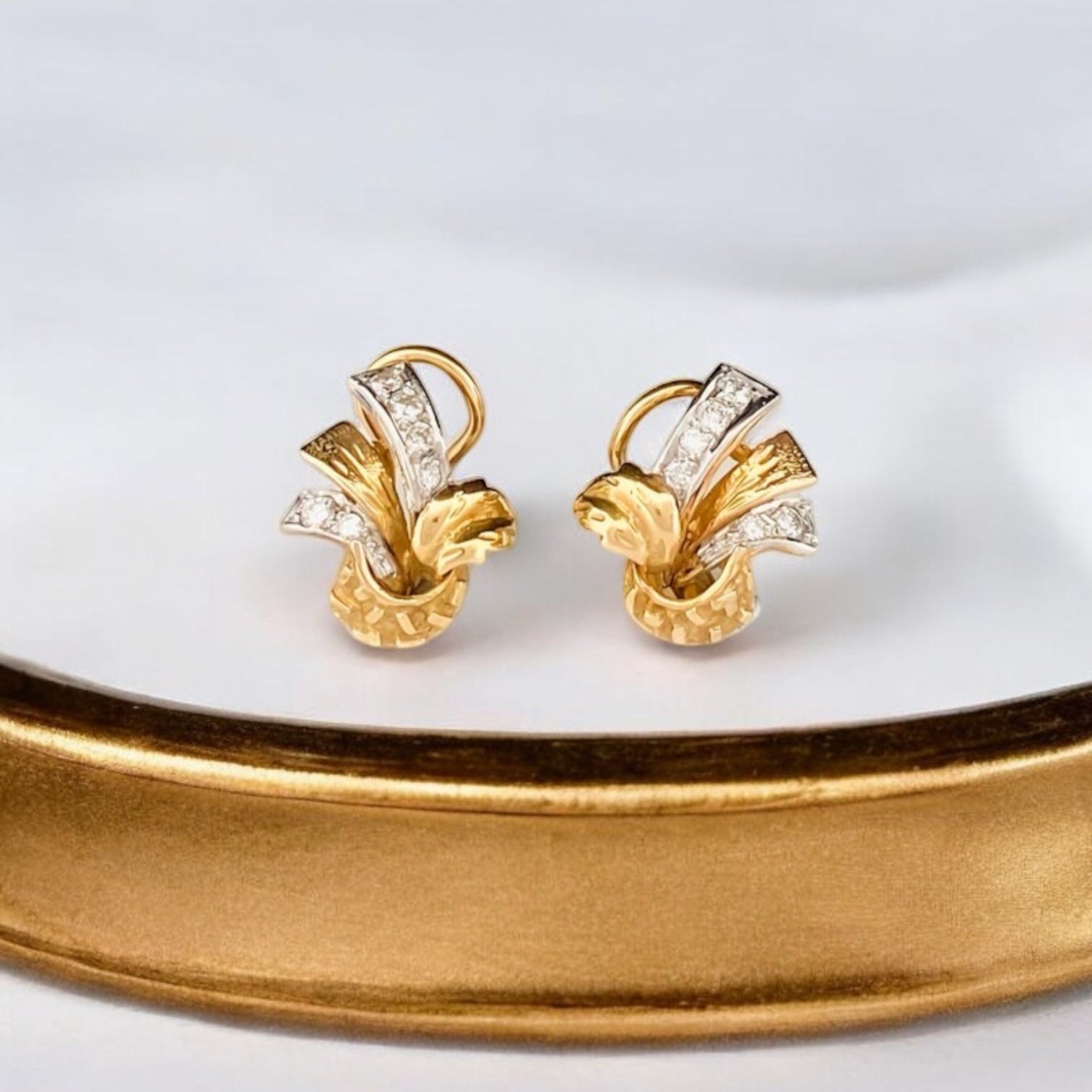 Pendientes vintage de oro amarillo de 18kt con 4 diamantes en talla brillante de 0,01ct en cada pendiente y con cierre tipo omega. Joyas vintage segunda mano.