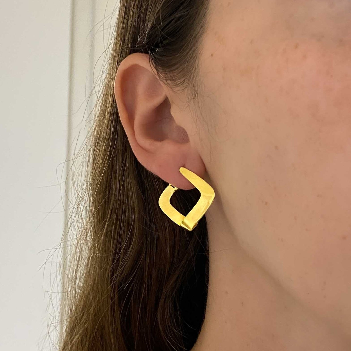 Comprar pendientes cuadrados realizados en oro amarillo de 18kt. Cierre catalán. Joyas acondicionadas. Joyería Ian'Or. Envío GRATIS.