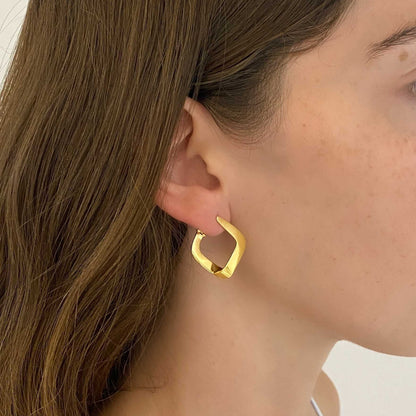 Comprar pendientes cuadrados realizados en oro amarillo de 18kt. Cierre catalán. Joyas acondicionadas. Joyería Ian'Or. Envío GRATIS.