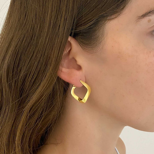 Comprar pendientes cuadrados realizados en oro amarillo de 18kt. Cierre catalán. Joyas acondicionadas. Joyería Ian'Or. Envío GRATIS.