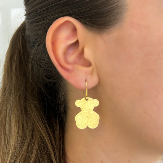 Comprar pendientes planos realizados en oro amarillo de 18kt originales de la firma TOUS con los icónicos ositos. Joyas Tous acondicionadas. Joyería Ian'Or.