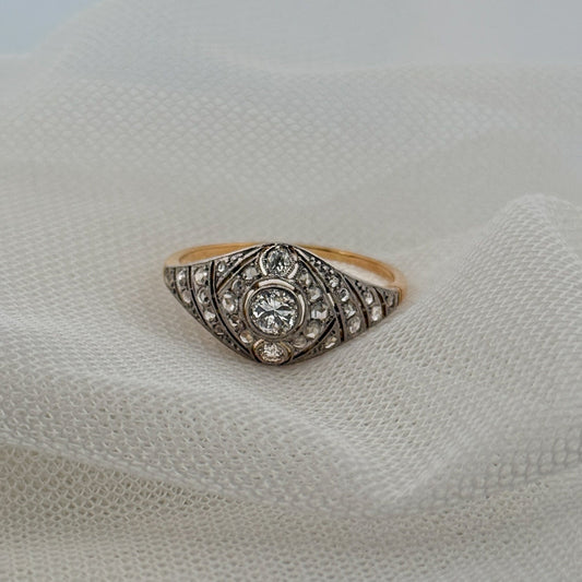 Comprar sortija antigua estilo art decó en forma ovalada realizada en oro amarillo de 18kt y platino con diamantes talla antigua. Joyería Ian'Or. 