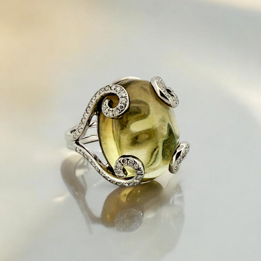 Comprar anillo realizado en oro blanco de 18kt con cuarzo ahumado y brazos con diamantes talla brillante que sostienen la piedra. Joyería Ian'Or. Envío gratis.