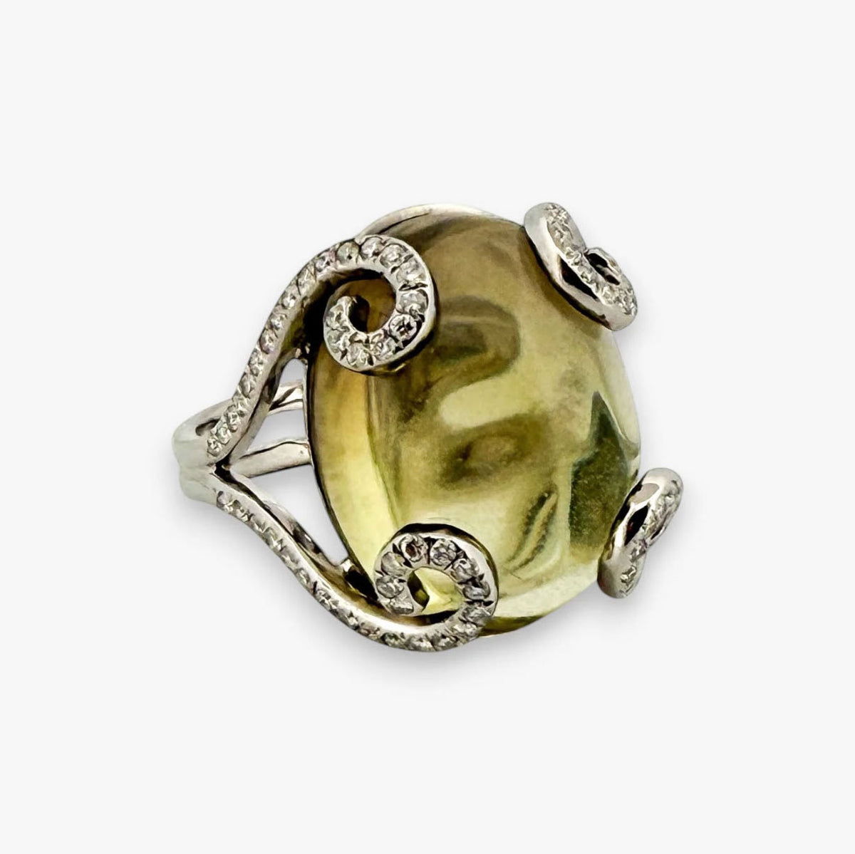Comprar anillo realizado en oro blanco de 18kt con cuarzo ahumado y brazos con diamantes talla brillante que sostienen la piedra. Joyería Ian'Or. Envío gratis.