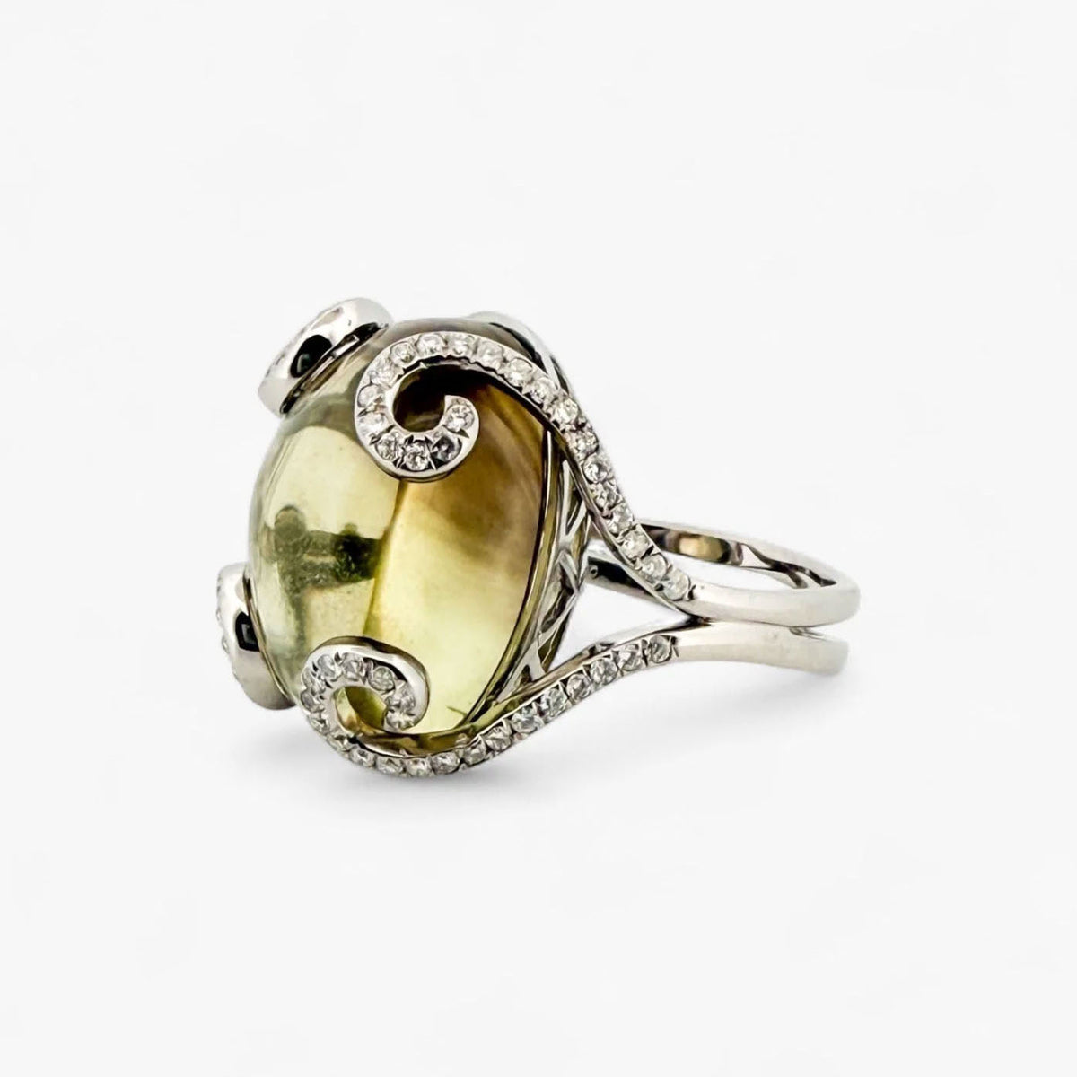 Comprar anillo realizado en oro blanco de 18kt con cuarzo ahumado y brazos con diamantes talla brillante que sostienen la piedra. Joyería Ian'Or. Envío gratis.
