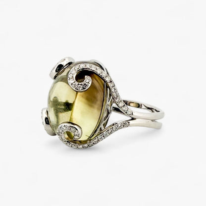 Comprar anillo realizado en oro blanco de 18kt con cuarzo ahumado y brazos con diamantes talla brillante que sostienen la piedra. Joyería Ian'Or. Envío gratis.