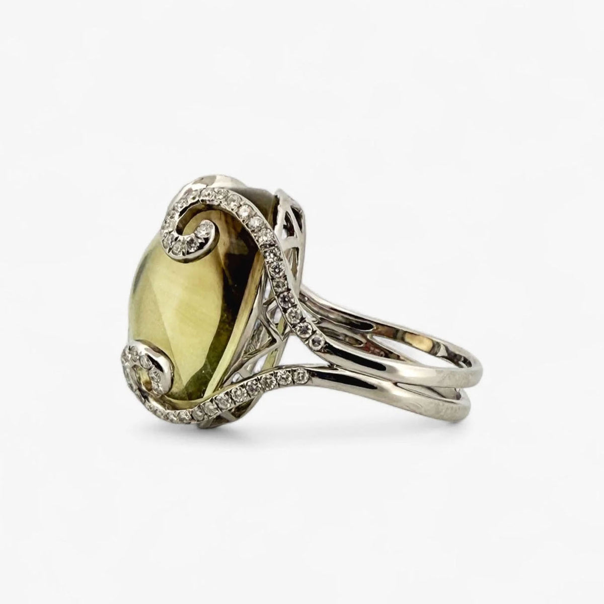 Comprar anillo realizado en oro blanco de 18kt con cuarzo ahumado y brazos con diamantes talla brillante que sostienen la piedra. Joyería Ian'Or. Envío gratis.