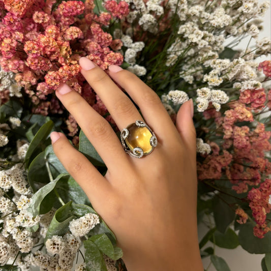 Comprar anillo realizado en oro blanco de 18kt con cuarzo ahumado y brazos con diamantes talla brillante que sostienen la piedra. Joyería Ian'Or. Envío gratis.