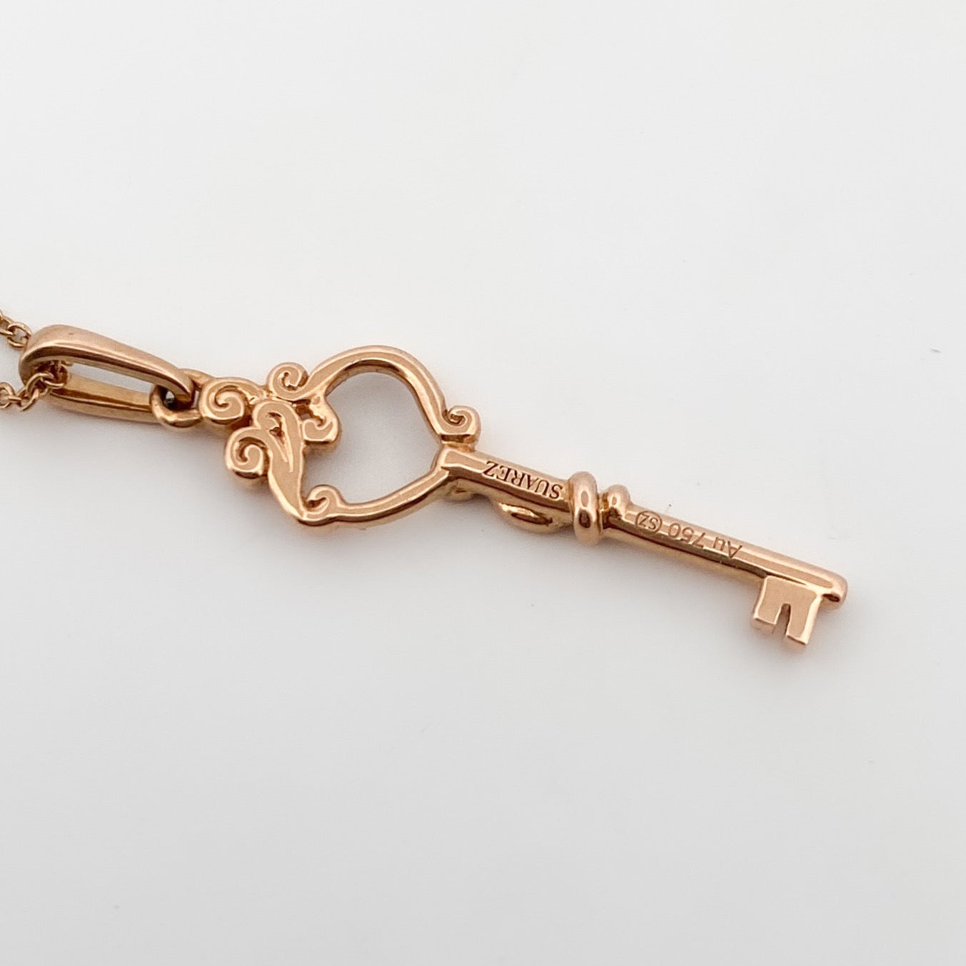 Comprar collar original de la firma Suarez en oro rosa de 18kt con cadena y cierre tipo reasa. Y colgante en forma de llave. Joyas Suarez. Envío GRATIS.