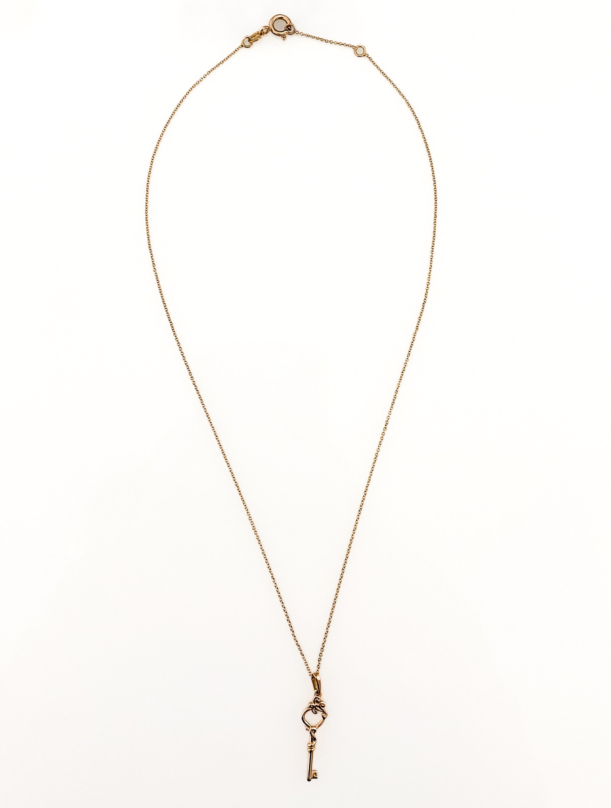 Comprar collar original de la firma Suarez en oro rosa de 18kt con cadena y cierre tipo reasa. Y colgante en forma de llave. Joyas Suarez. Envío GRATIS.
