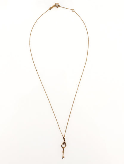 Comprar collar original de la firma Suarez en oro rosa de 18kt con cadena y cierre tipo reasa. Y colgante en forma de llave. Joyas Suarez. Envío GRATIS.
