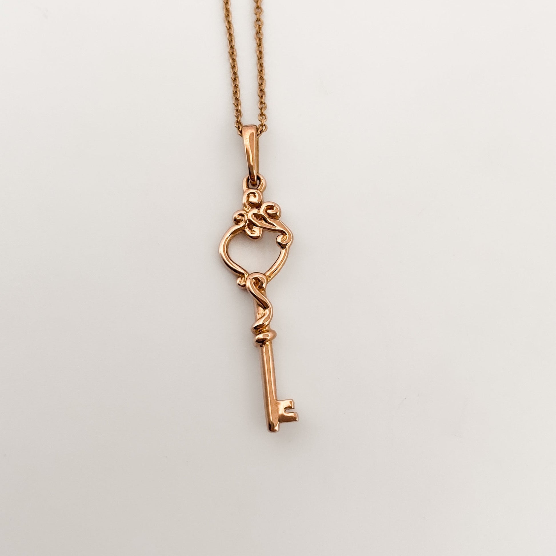 Comprar collar original de la firma Suarez en oro rosa de 18kt con cadena y cierre tipo reasa. Y colgante en forma de llave. Joyas Suarez. Envío GRATIS.

