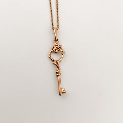 Comprar collar original de la firma Suarez en oro rosa de 18kt con cadena y cierre tipo reasa. Y colgante en forma de llave. Joyas Suarez. Envío GRATIS.
