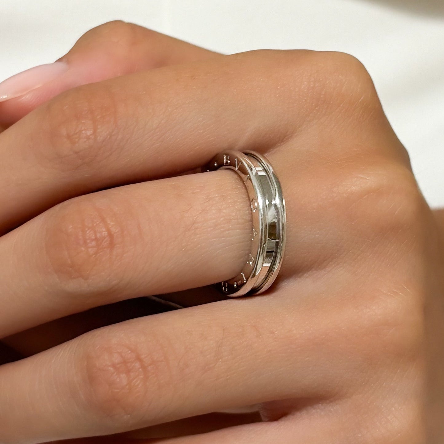 Comprar anillo de la colección B.zero1 de la firma BVLGARI en oro blanco de 18kt con una sola banda. Joyas Bvlgari baratas. Joyería Ian'Or. Envío Gratis.