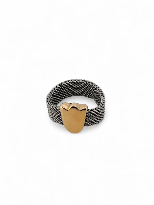 Anillo original de Tous realizado con el característico tejido de malla en oro amarillo de 18kt con el característico tulipán de la firma. Joyas Tous baratas.