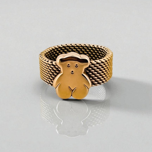 Comprar anillo original de Tous realizado con el característico tejido de malla en oro amarillo de 18kt y oso icónico de la marca en oro amarillo de 18k. Ian'Or