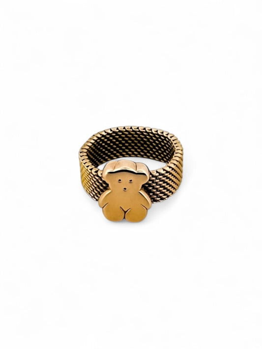 Comprar anillo original de Tous realizado con el característico tejido de malla en oro amarillo de 18kt y oso icónico de la marca en oro amarillo de 18k. Ian'Or