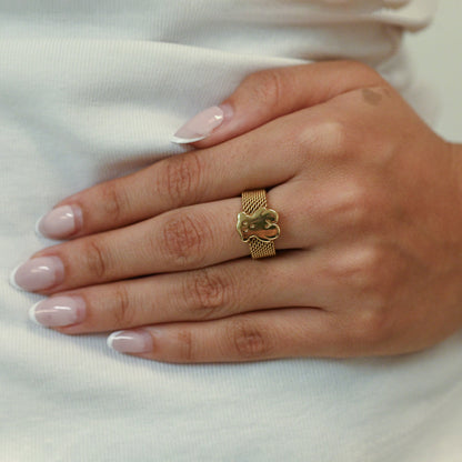 Comprar anillo original de Tous realizado con el característico tejido de malla en oro amarillo de 18kt y oso icónico de la marca en oro amarillo de 18k. Ian'Or