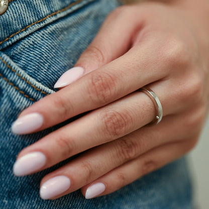 Comprar alianza de la firma TOUS realizada en oro blanco de 18kt con brillante lateral. Anillos de compromiso Tous. Envío gratis. Joyería Ian'Or.