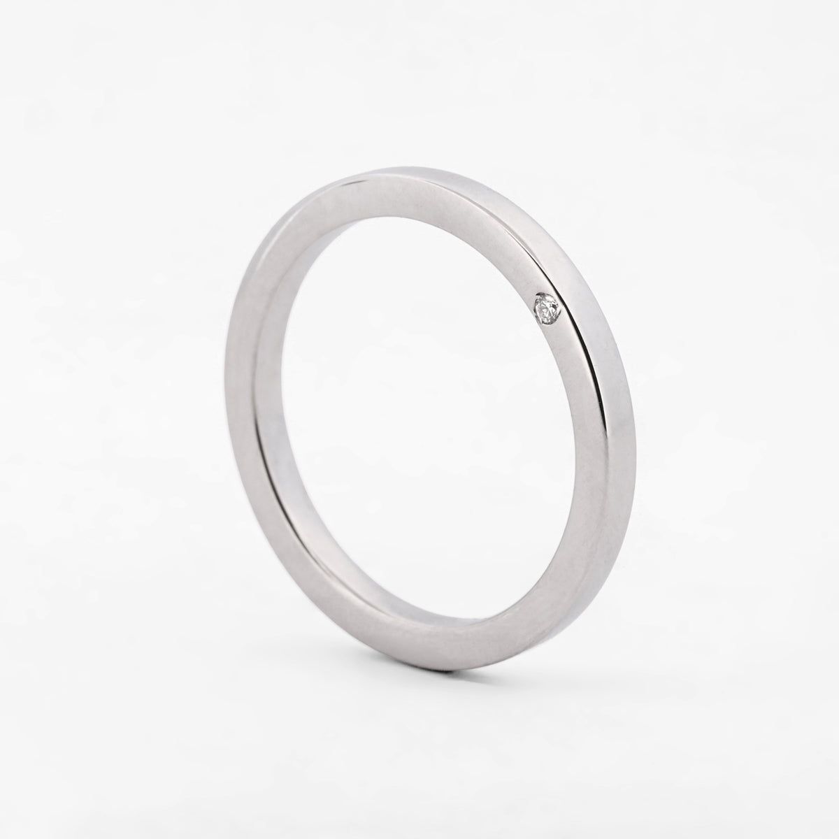 Comprar alianza de la firma TOUS realizada en oro blanco de 18kt con brillante lateral. Anillos de compromiso Tous. Envío gratis. Joyería Ian'Or.