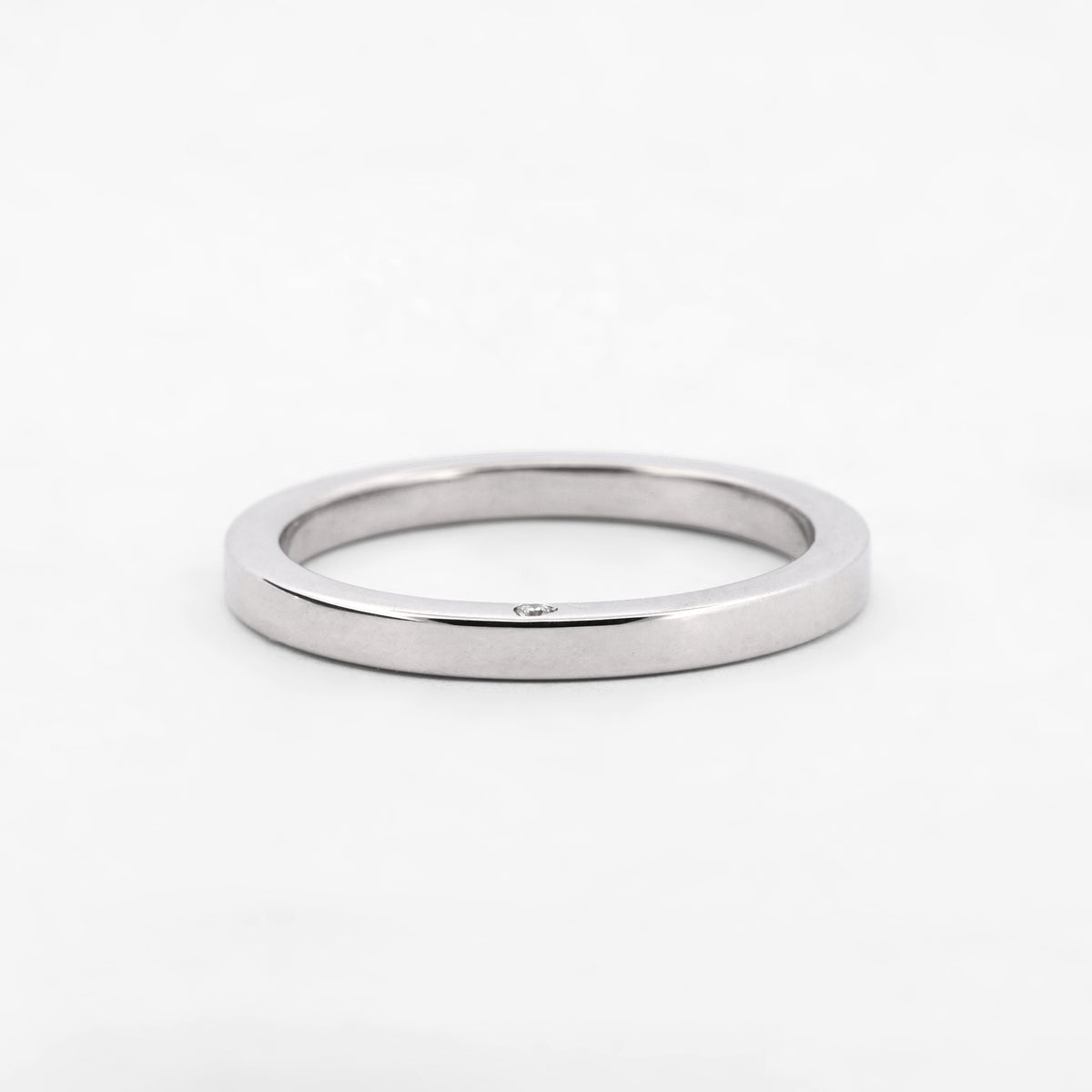 Comprar alianza de la firma TOUS realizada en oro blanco de 18kt con brillante lateral. Anillos de compromiso Tous. Envío gratis. Joyería Ian'Or.