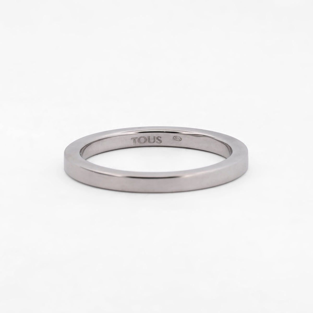 Comprar alianza de la firma TOUS realizada en oro blanco de 18kt con brillante lateral. Anillos de compromiso Tous. Envío gratis. Joyería Ian'Or.