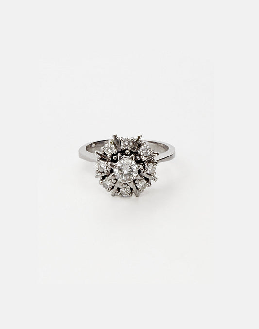 Comprar sortija antigua realizada en oro blanco de 18kt con rosetón de diamantes alrededor de un diamante central más grande. Joyas con diamantes. Joyería Ian'Or.
