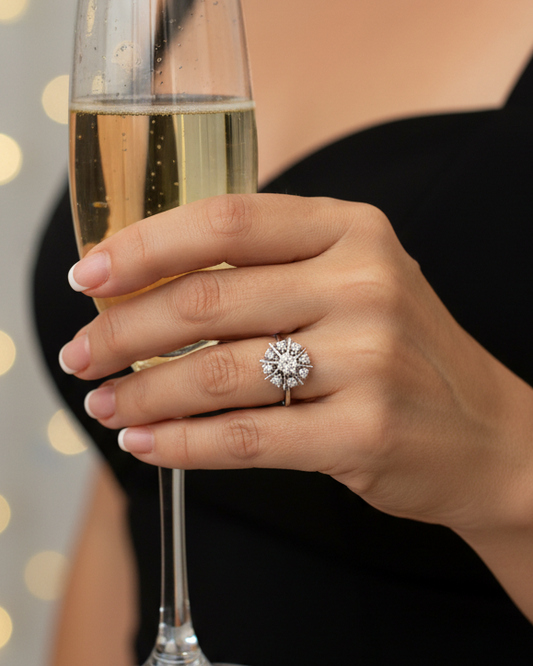 Comprar sortija antigua realizada en oro blanco de 18kt con rosetón de diamantes alrededor de un diamante central más grande. Joyas con diamantes. Joyería Ian'Or.
