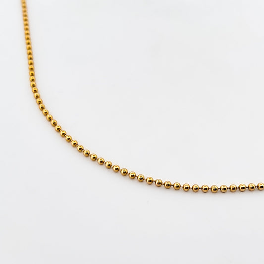 Cadena bolitas de oro malla estilo militar realizada en oro amarillo de 18kt. Esta cadena dispone de cierre tipo mosquetó  46,3cm x 1,53mm. Cadenas de oro 18kt baratas