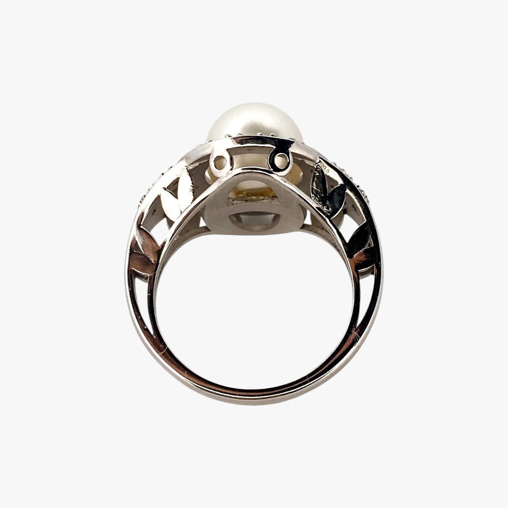 Comprar anillo de oro blanco de 18kt con perla central y rosetón de diamantes alrededor y en los brazos. Venta de joyas con diamantes. Envío GRATIS. Ian'Or.
