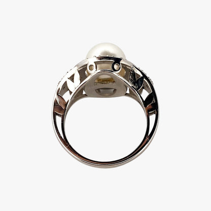 Comprar anillo de oro blanco de 18kt con perla central y rosetón de diamantes alrededor y en los brazos. Venta de joyas con diamantes. Envío GRATIS. Ian'Or.
