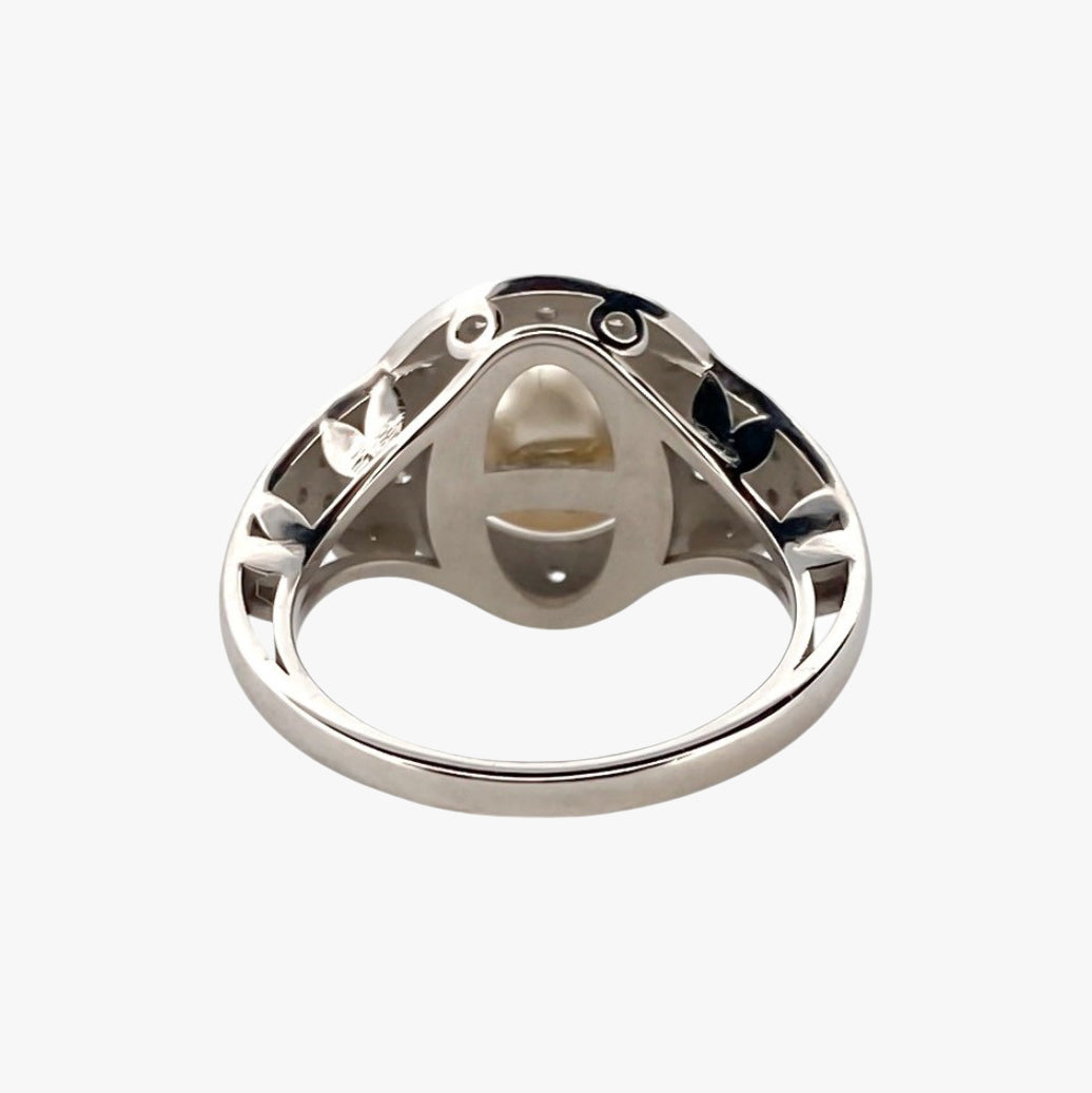 Comprar anillo de oro blanco de 18kt con perla central y rosetón de diamantes alrededor y en los brazos. Venta de joyas con diamantes. Envío GRATIS. Ian'Or.
