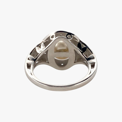 Comprar anillo de oro blanco de 18kt con perla central y rosetón de diamantes alrededor y en los brazos. Venta de joyas con diamantes. Envío GRATIS. Ian'Or.
