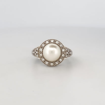 Comprar anillo de oro blanco de 18kt con perla central y rosetón de diamantes alrededor y en los brazos. Venta de joyas con diamantes. Envío GRATIS. Ian'Or.
