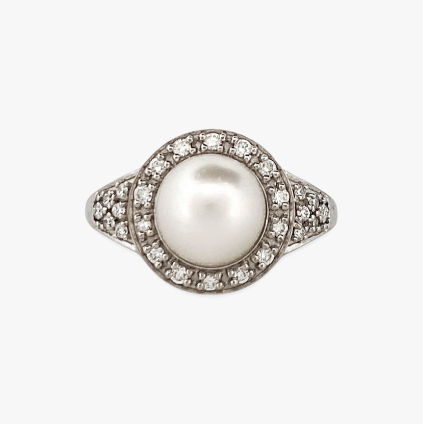Comprar anillo de oro blanco de 18kt con perla central y rosetón de diamantes alrededor y en los brazos. Venta de joyas con diamantes. Envío GRATIS. Ian'Or.
