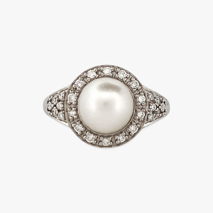 Comprar anillo de oro blanco de 18kt con perla central y rosetón de diamantes alrededor y en los brazos. Venta de joyas con diamantes. Envío GRATIS. Ian'Or.
