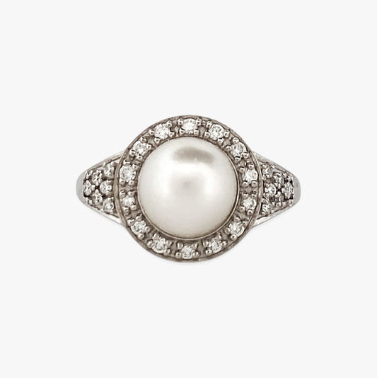 Comprar anillo de oro blanco de 18kt con perla central y rosetón de diamantes alrededor y en los brazos. Venta de joyas con diamantes. Envío GRATIS. Ian'Or.
