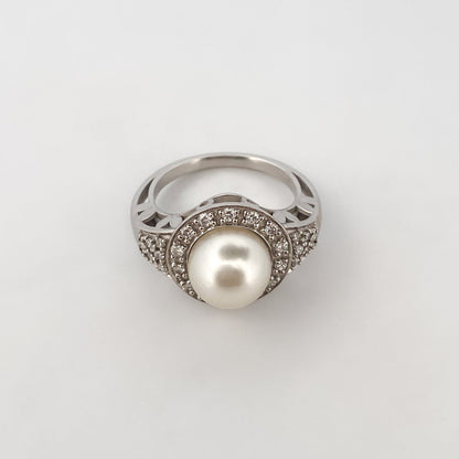 Comprar anillo de oro blanco de 18kt con perla central y rosetón de diamantes alrededor y en los brazos. Venta de joyas con diamantes. Envío GRATIS. Ian'Or.
