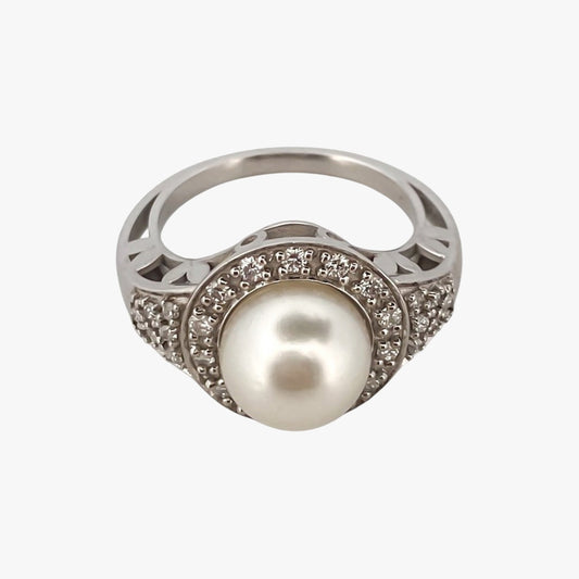Comprar anillo de oro blanco de 18kt con perla central y rosetón de diamantes alrededor y en los brazos. Venta de joyas con diamantes. Envío GRATIS. Ian'Or.
