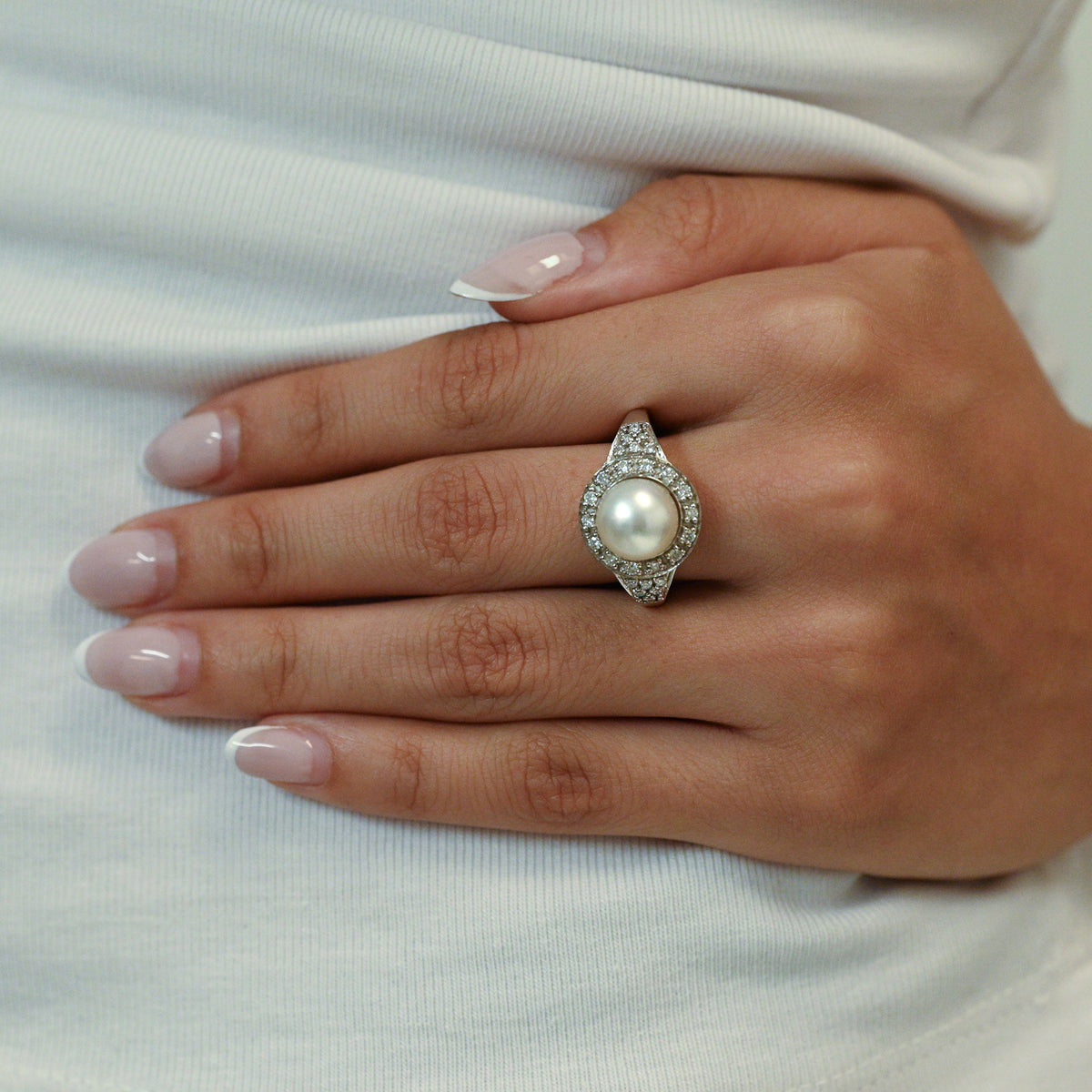 Comprar anillo de oro blanco de 18kt con perla central y rosetón de diamantes alrededor y en los brazos. Venta de joyas con diamantes. Envío GRATIS. Ian'Or.