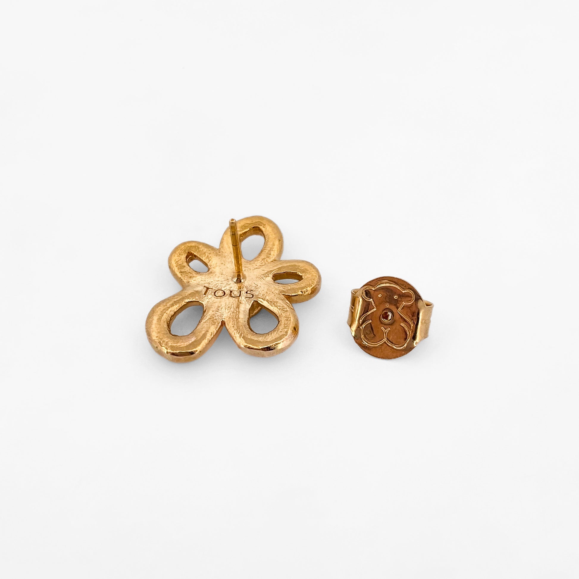 Comprar pendientes realizados en oro amarillo de 18kt con textura, de la firma TOUS en forma de flor irregular. Joyas Tous acondicionadas. Joyería Ian'Or.