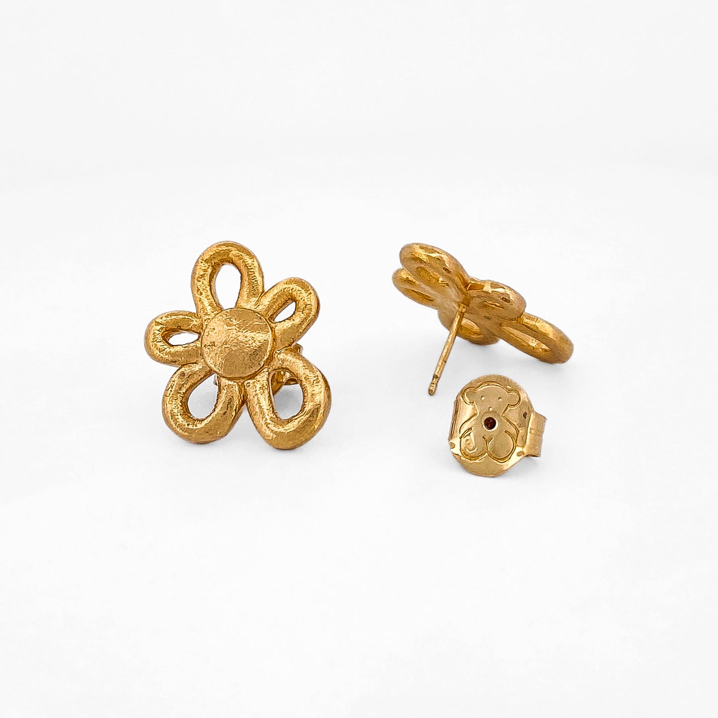 Comprar pendientes realizados en oro amarillo de 18kt con textura, de la firma TOUS en forma de flor irregular. Joyas Tous acondicionadas. Joyería Ian'Or.