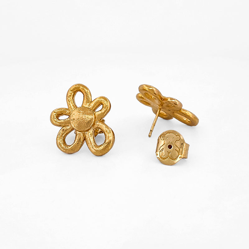Comprar pendientes realizados en oro amarillo de 18kt con textura, de la firma TOUS en forma de flor irregular. Joyas Tous acondicionadas. Joyería Ian'Or.