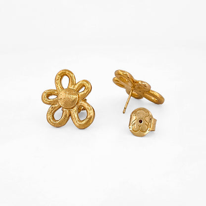 Comprar pendientes realizados en oro amarillo de 18kt con textura, de la firma TOUS en forma de flor irregular. Joyas Tous acondicionadas. Joyería Ian'Or.