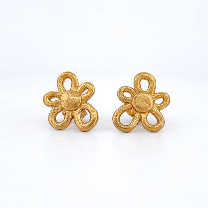 Comprar pendientes realizados en oro amarillo de 18kt con textura, de la firma TOUS en forma de flor irregular. Joyas Tous acondicionadas. Joyería Ian'Or.