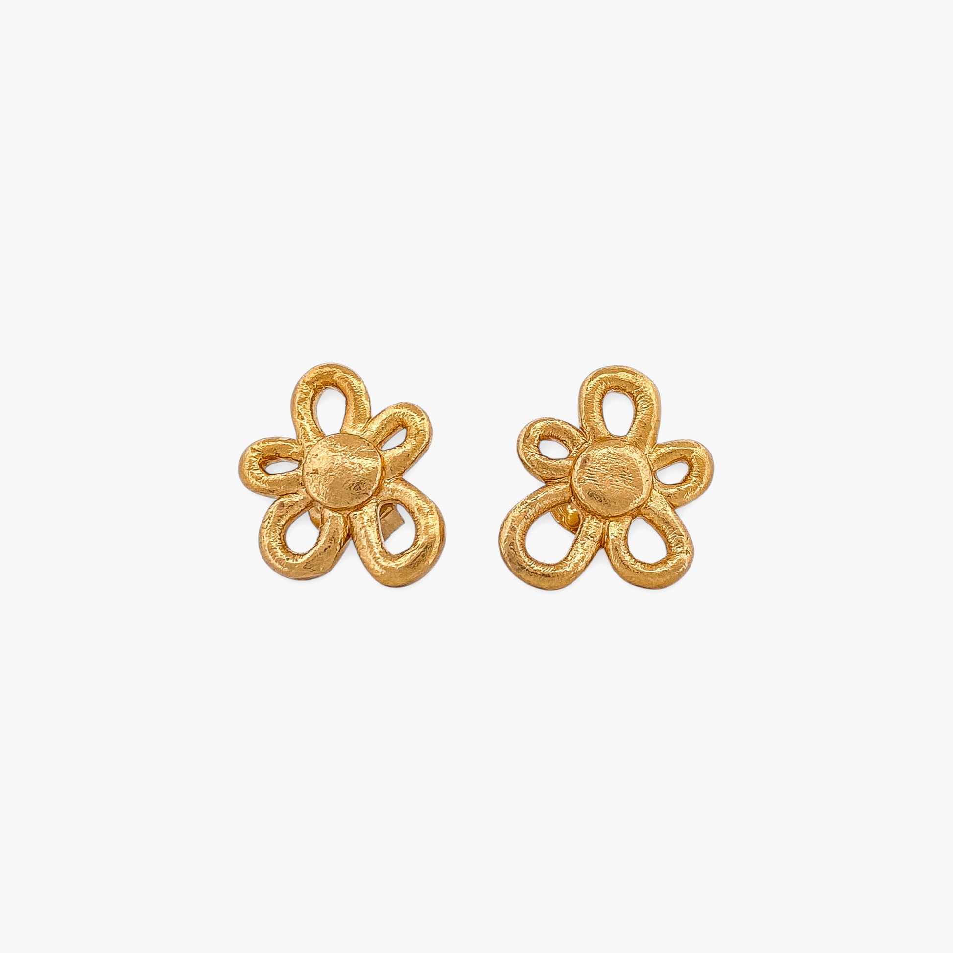 Comprar pendientes realizados en oro amarillo de 18kt con textura, de la firma TOUS en forma de flor irregular. Joyas Tous acondicionadas. Joyería Ian'Or.