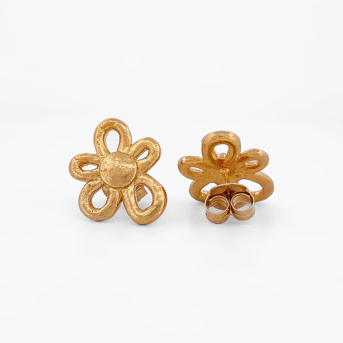 Comprar pendientes realizados en oro amarillo de 18kt con textura, de la firma TOUS en forma de flor irregular. Joyas Tous acondicionadas. Joyería Ian'Or.