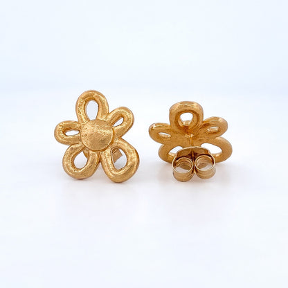 Comprar pendientes realizados en oro amarillo de 18kt con textura, de la firma TOUS en forma de flor irregular. Joyas Tous acondicionadas. Joyería Ian'Or.