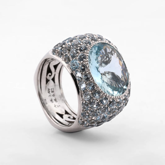 Comprar anillo de la firma Sillam realizado en oro blanco de 18kt con aguamarina central y talla brillante alrededor y en los brazos del anillo. Envío GRATIS.