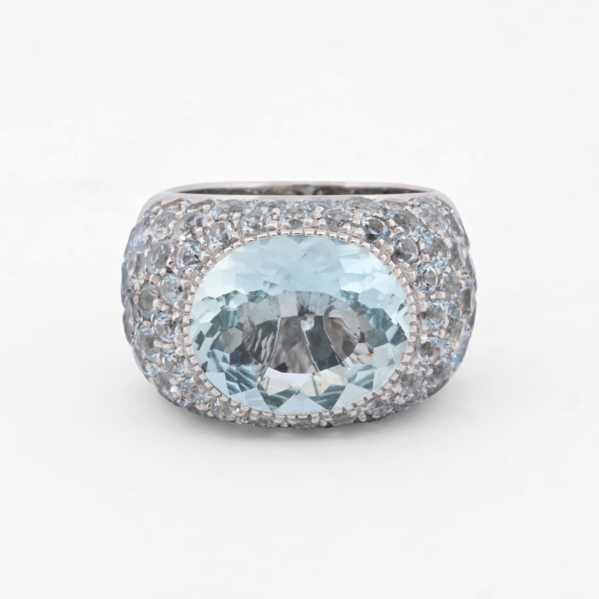 Comprar anillo de la firma Sillam realizado en oro blanco de 18kt con aguamarina central y talla brillante alrededor y en los brazos del anillo. Envío GRATIS.